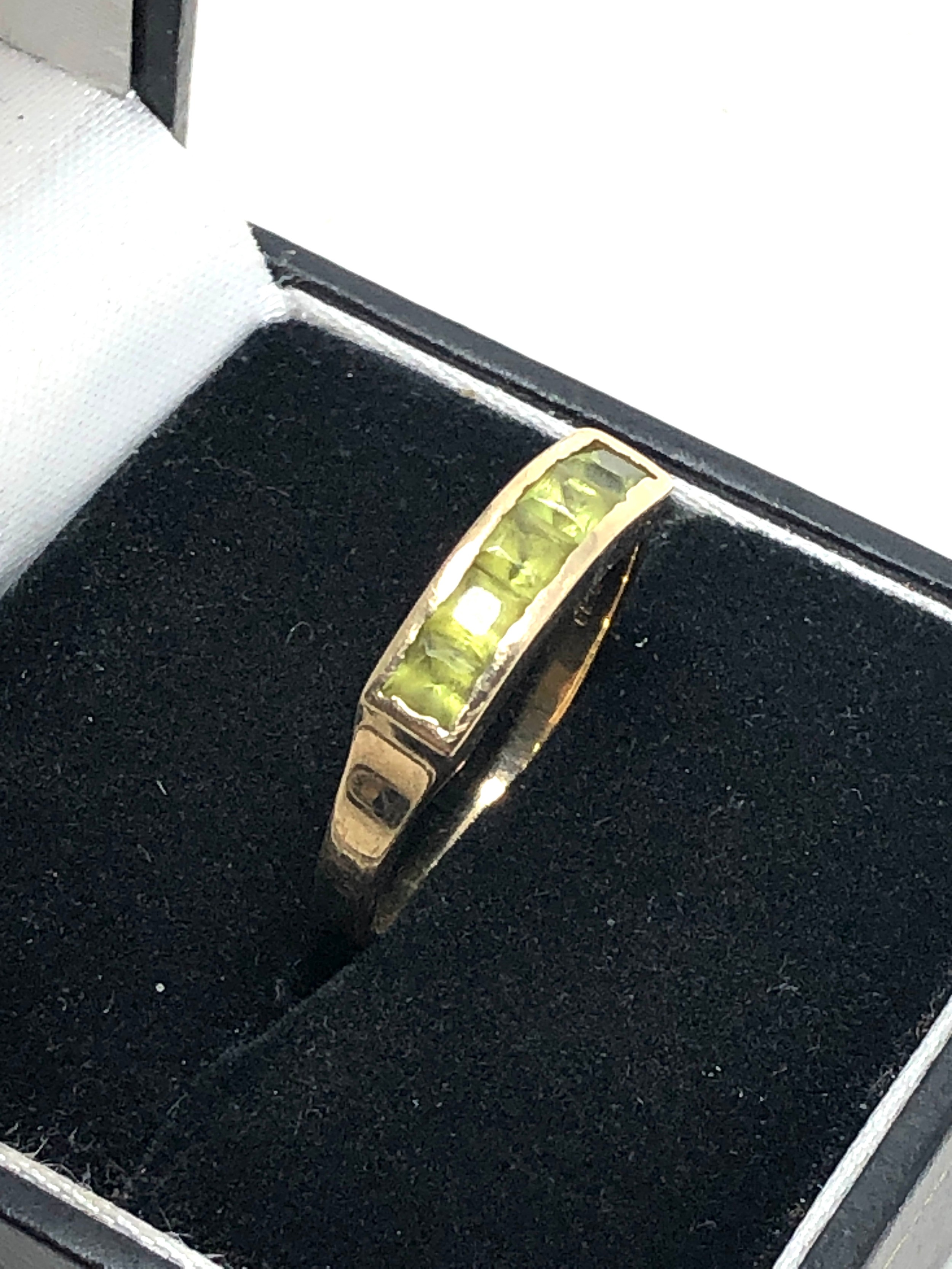 9ct gold peridot channel setting ring (2.3g) - Image 2 of 3