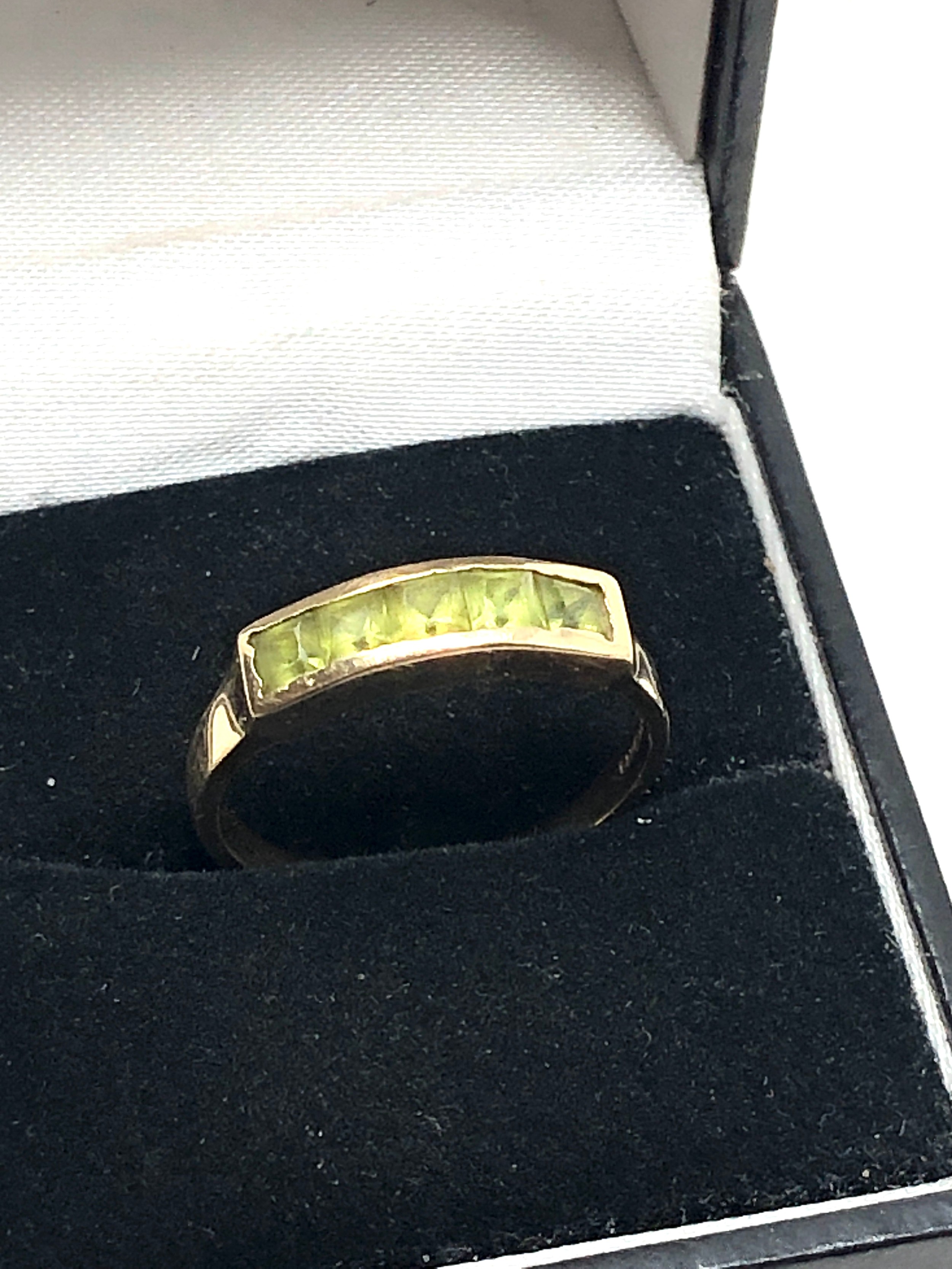 9ct gold peridot channel setting ring (2.3g)