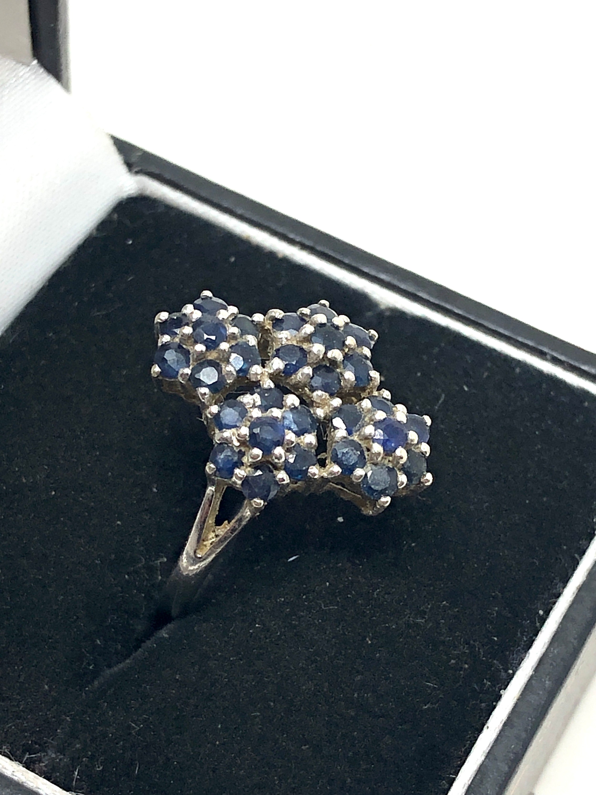 9ct white gold sapphire four floral clusters ring (3.4g) - Image 2 of 3