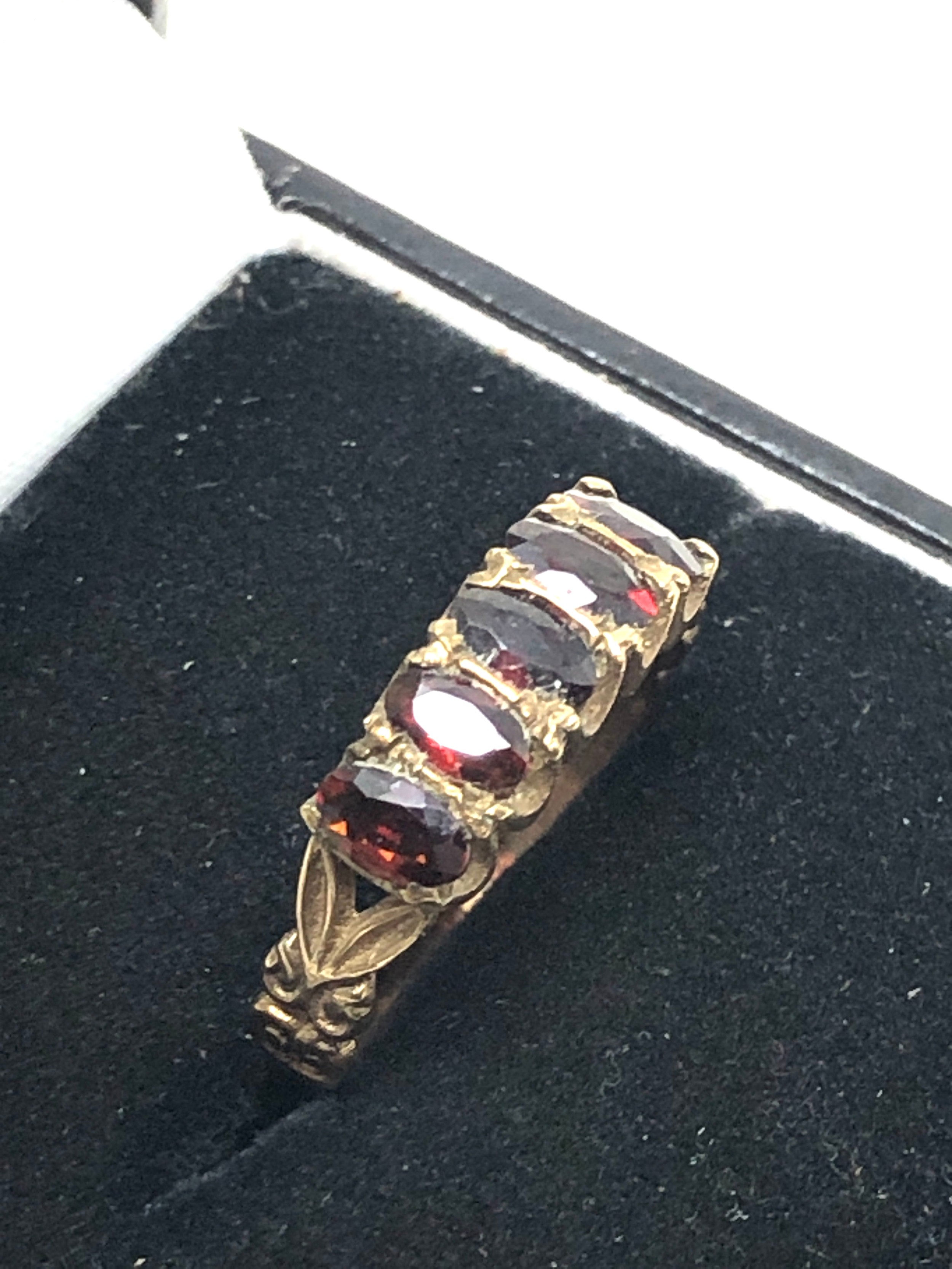 9ct gold vintage garnet five stone gypsy setting ring (2.2g) - Image 2 of 3