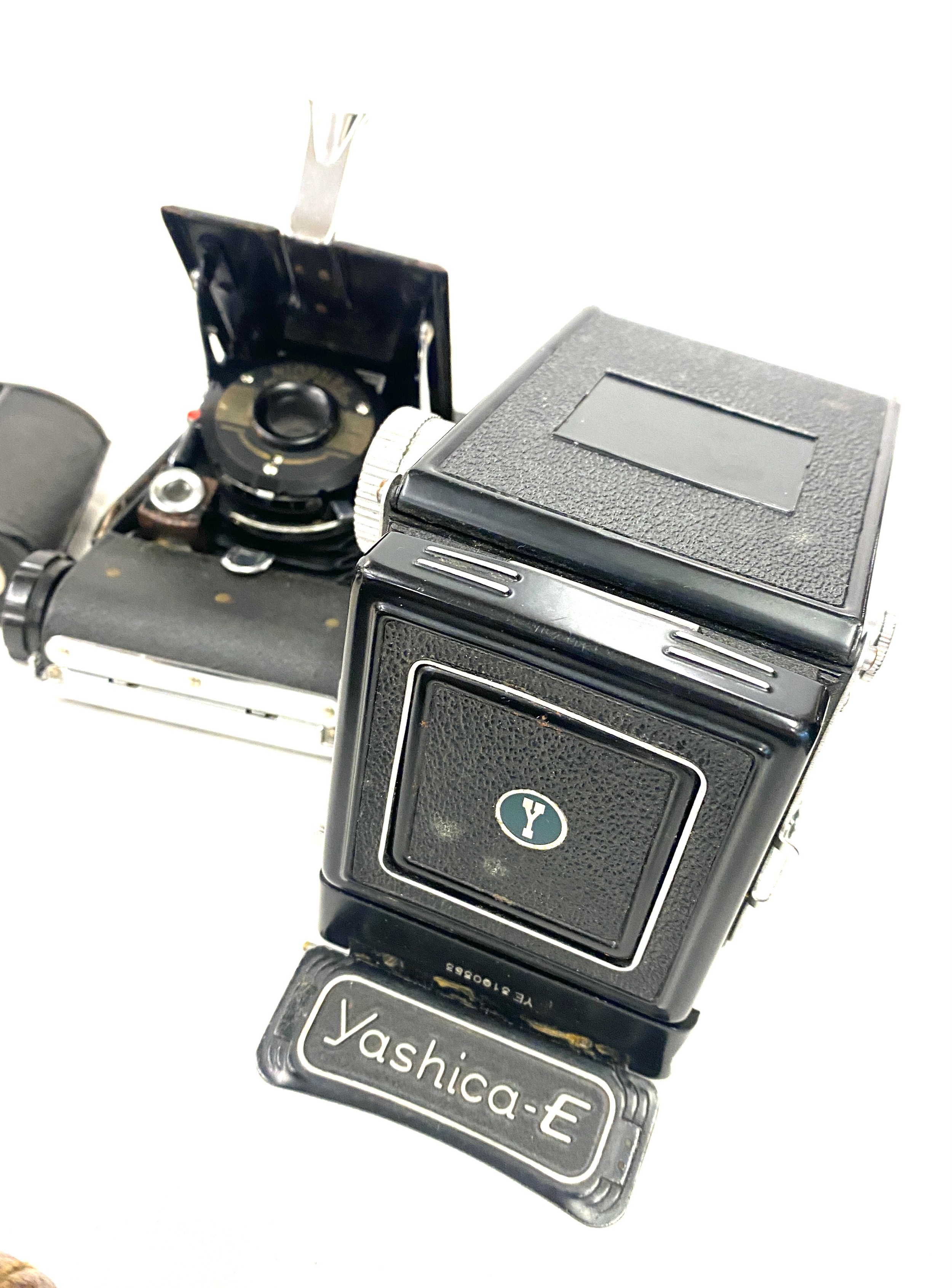 Selection of vintage cameras includes Yashica E, Penguin kershaw eight 20, yuighander bessa camera - Image 4 of 10