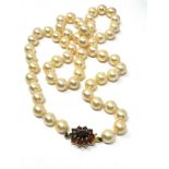 9ct gold clasp garnet & pearl single strand necklace (32.8g)