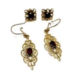 2 x 9ct yellow gold vintage garnet paired earrings (3.4g)