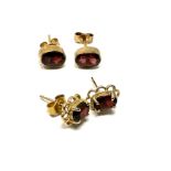 2 x 9ct yellow gold vintage paired garnet earrings (2.3g)