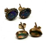 2 x 9ct yellow gold vintage paired opal earrings (1.8g)