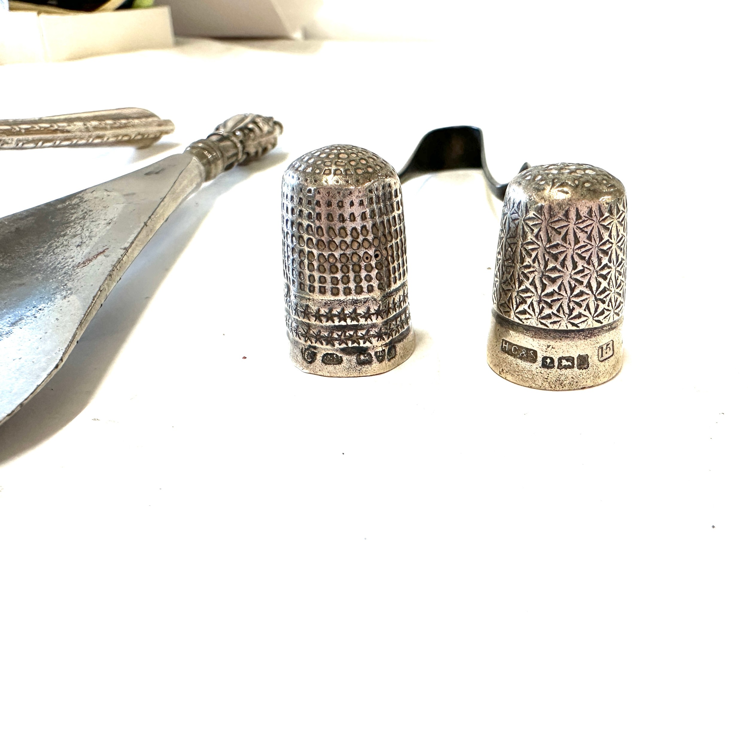 Selection of assorted silver items includes silver handled tea strainer, thimbles etc - Image 3 of 6