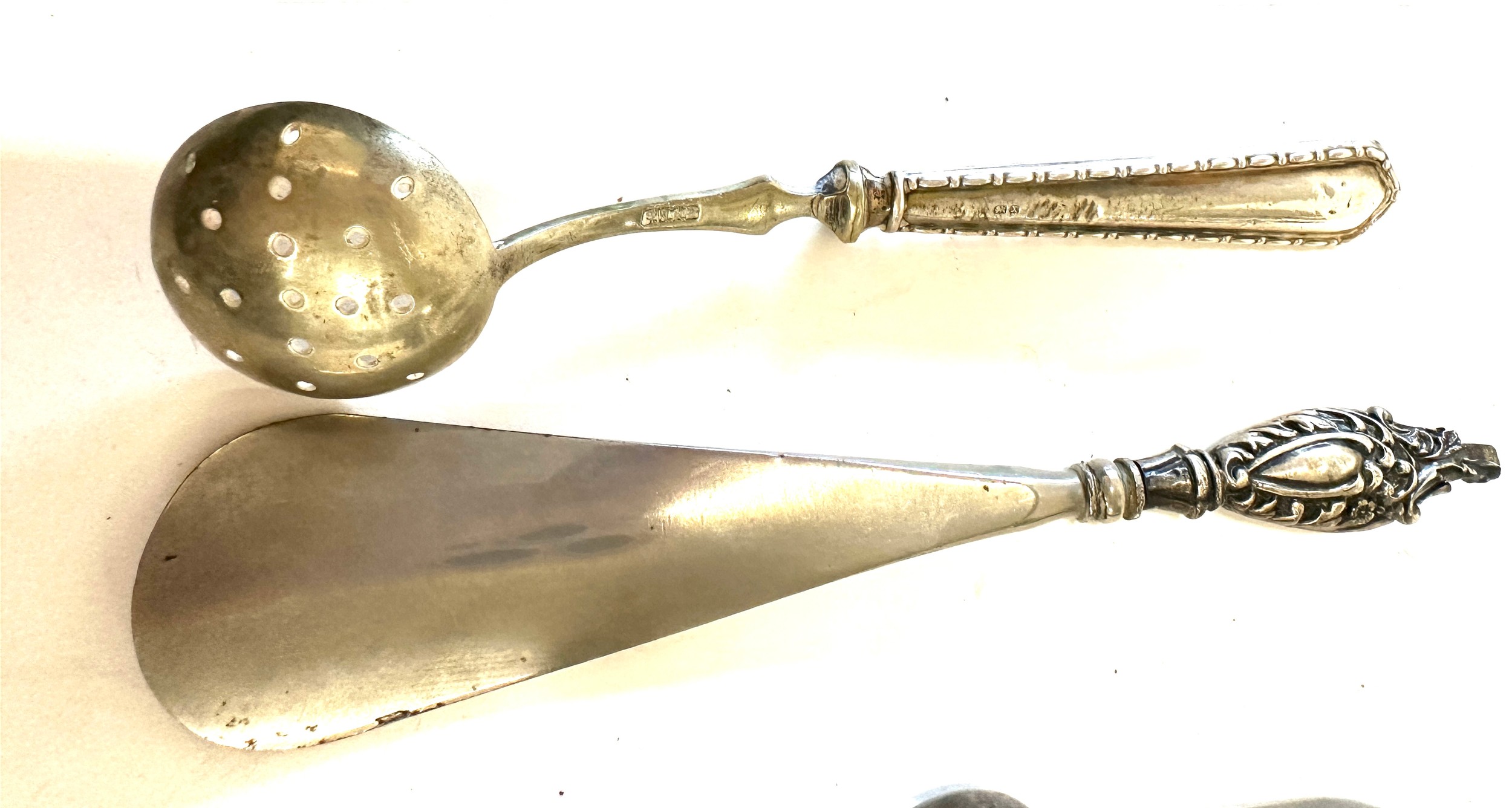 Selection of assorted silver items includes silver handled tea strainer, thimbles etc - Image 4 of 6