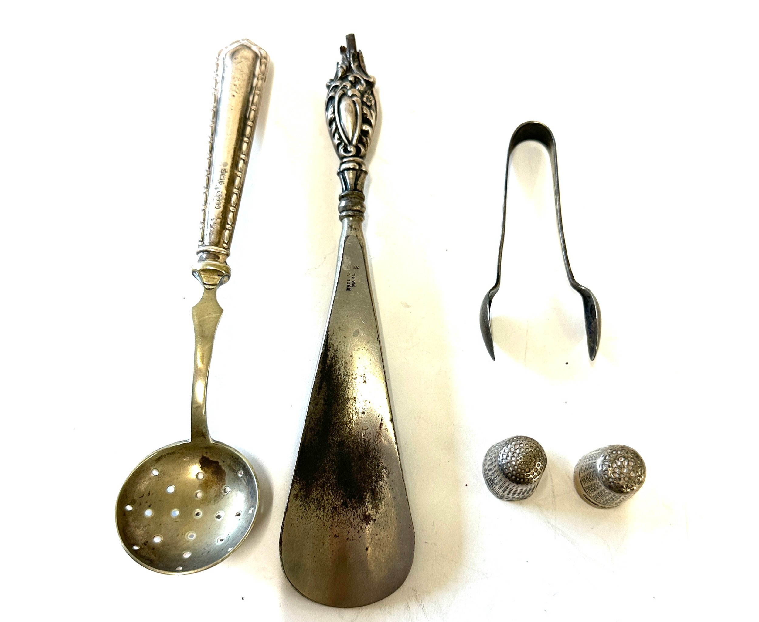 Selection of assorted silver items includes silver handled tea strainer, thimbles etc - Image 5 of 6