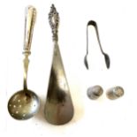 Selection of assorted silver items includes silver handled tea strainer, thimbles etc