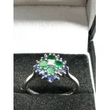 18ct white gold vintage diamond, sapphire & emerald cluster ring (3.4g)