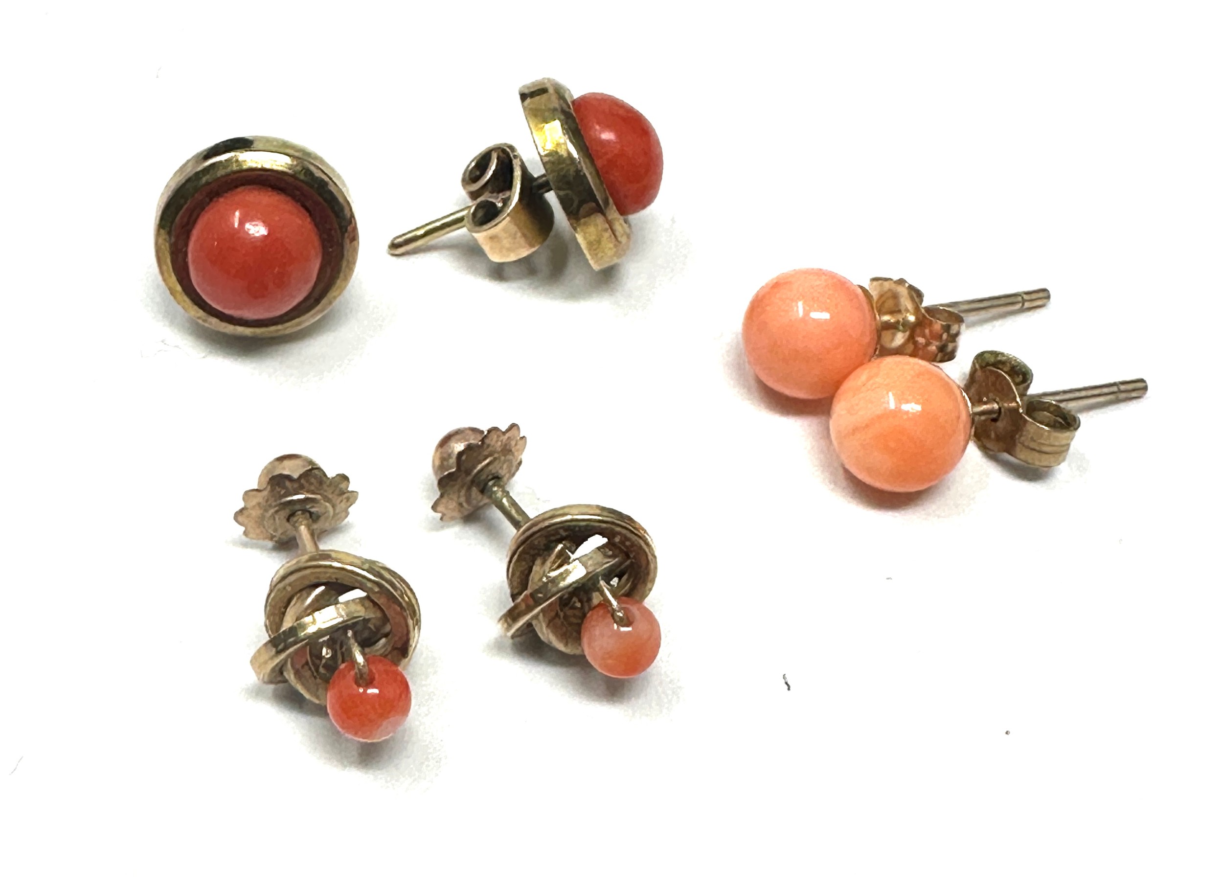 3 x 9ct gold paired coral stud earrings (3g)