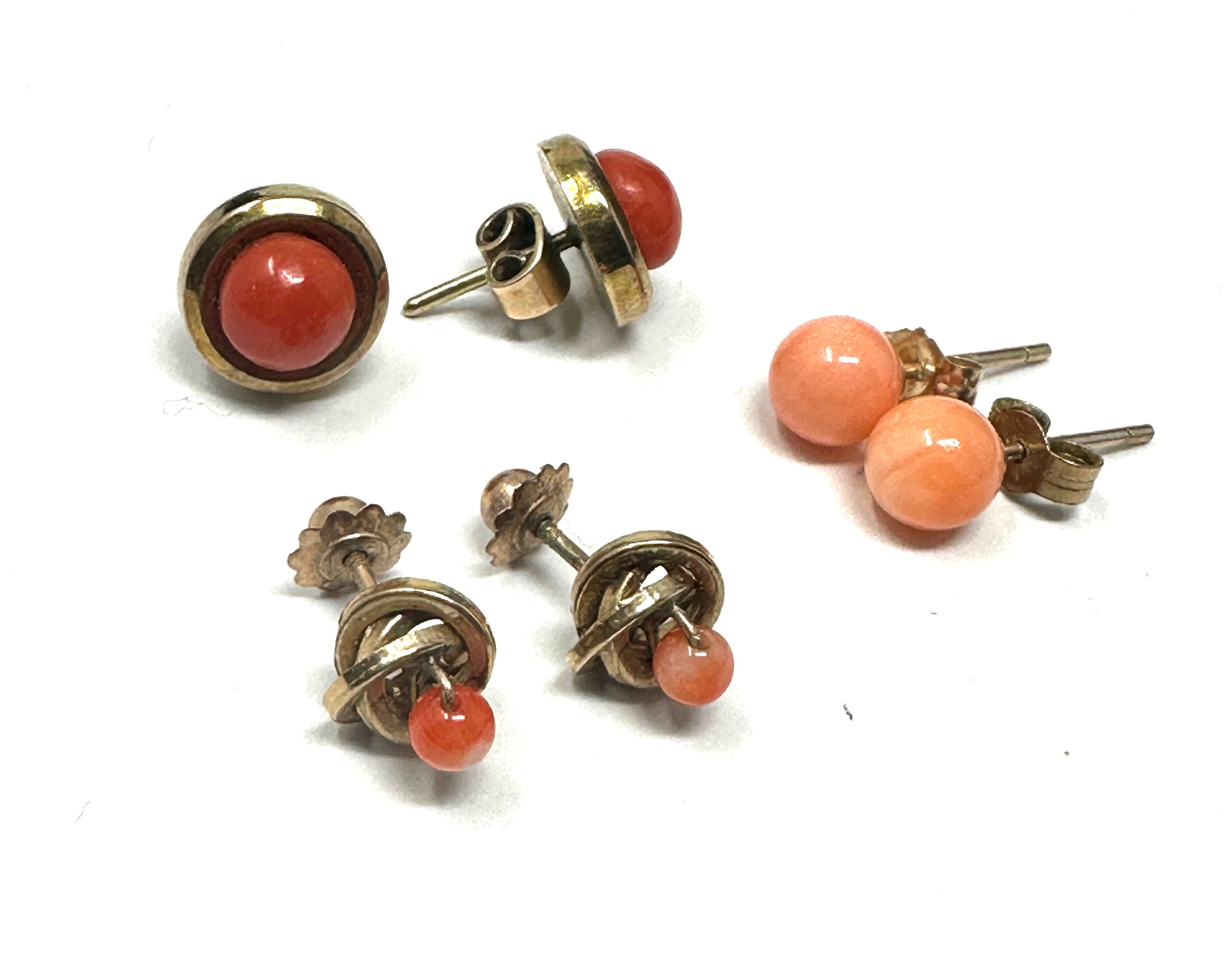 3 x 9ct gold paired coral stud earrings (3g) - Image 2 of 2