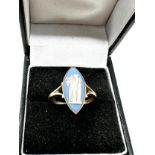 9ct gold wedgwood jasperware ring depicting goddess athena (2.6g)