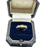 9ct white gold vari-hue sapphire three stone ring with diamond accents (2.8g)