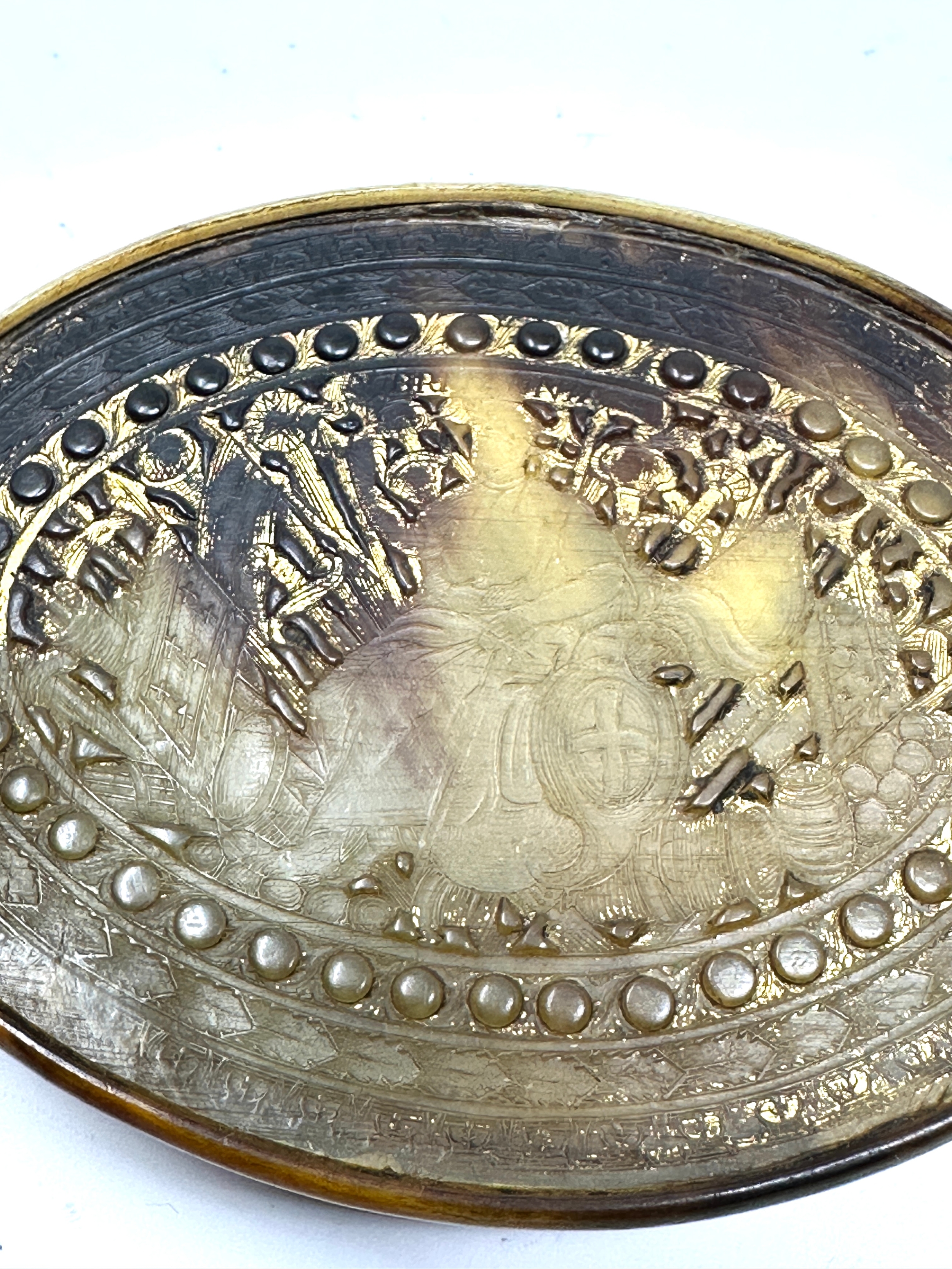 Fine antique georgian horn box snuff box embossed with Britannia detail to lid measures approx 8cm - Image 3 of 5