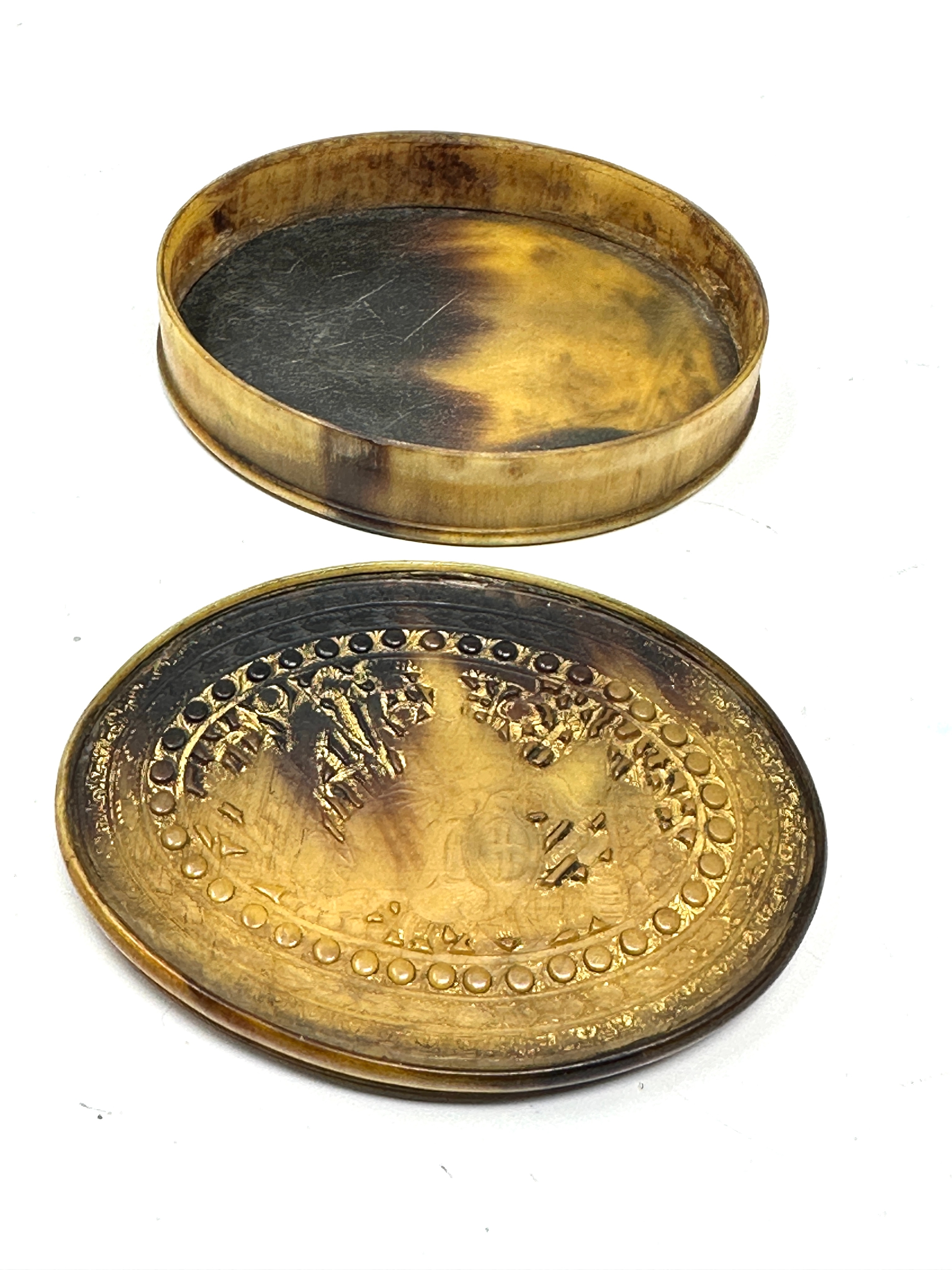 Fine antique georgian horn box snuff box embossed with Britannia detail to lid measures approx 8cm - Image 4 of 5