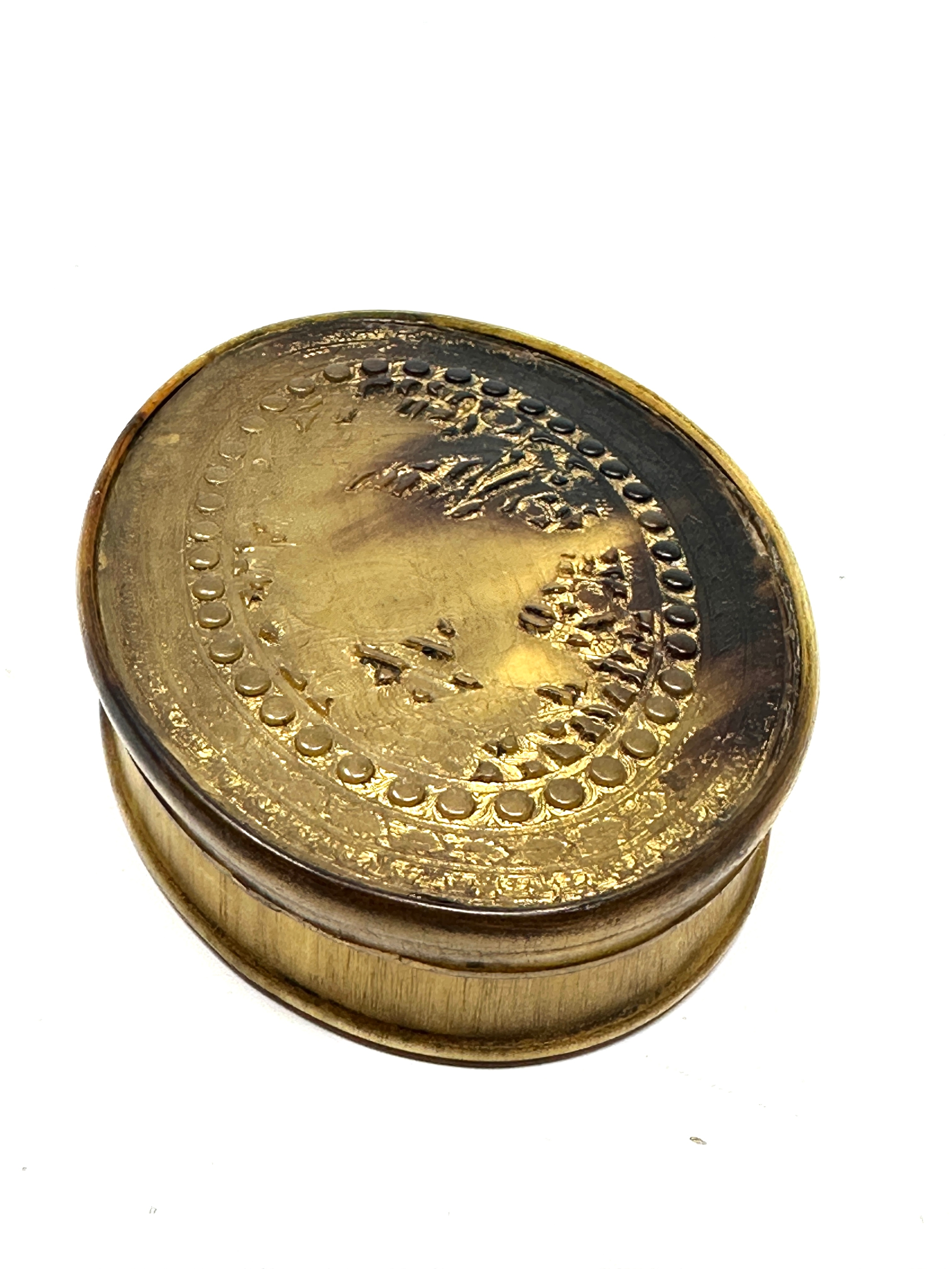 Fine antique georgian horn box snuff box embossed with Britannia detail to lid measures approx 8cm - Image 2 of 5