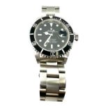 Rolex Submariner 16610 Men's Vintage Wrist Watch the Rolex Submariner is on a stainless steel oyster