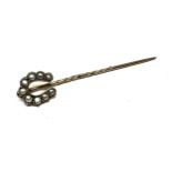 Antique gold horse shoe & seed pearl stick pin measures approx 5cm long weight 1.6g