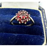 9ct gold garnet ring 2.9g