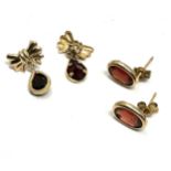 2 x 9ct gold garnet stud earrings inc. bow, drop (1.8g)