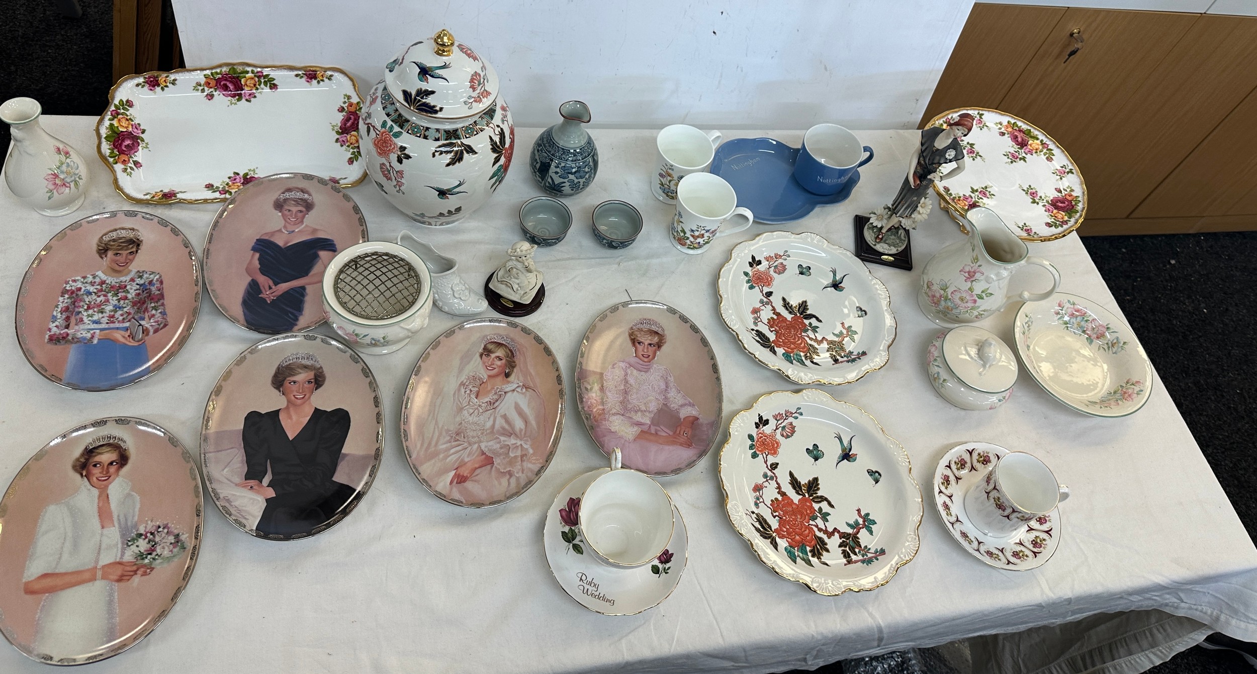 Collectable pottery to includes old foley, aynsley etc