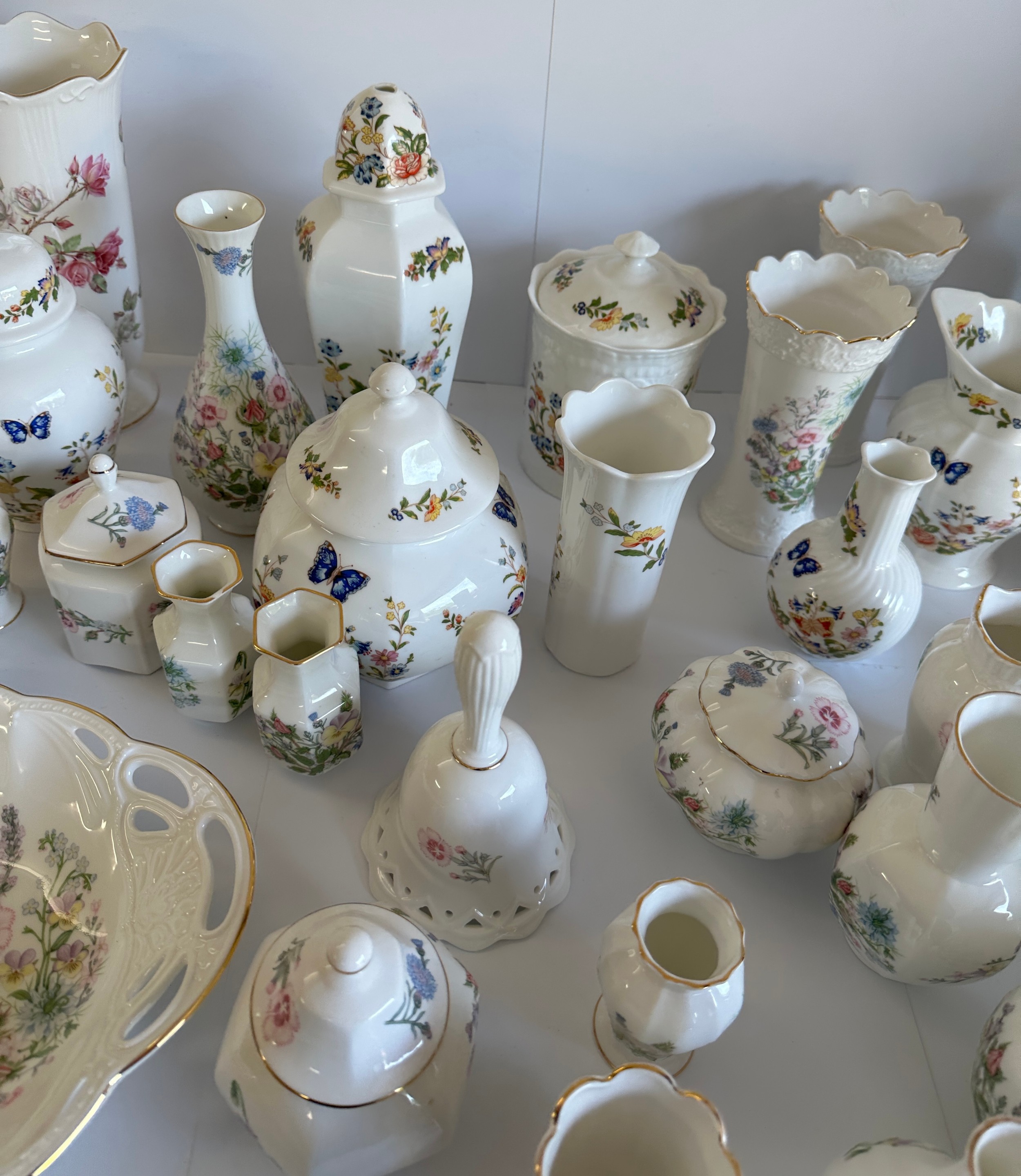 Large selection of Aynsley pieces to include jugs, vases and the patterns Cottage gardens and Wild - Image 4 of 9