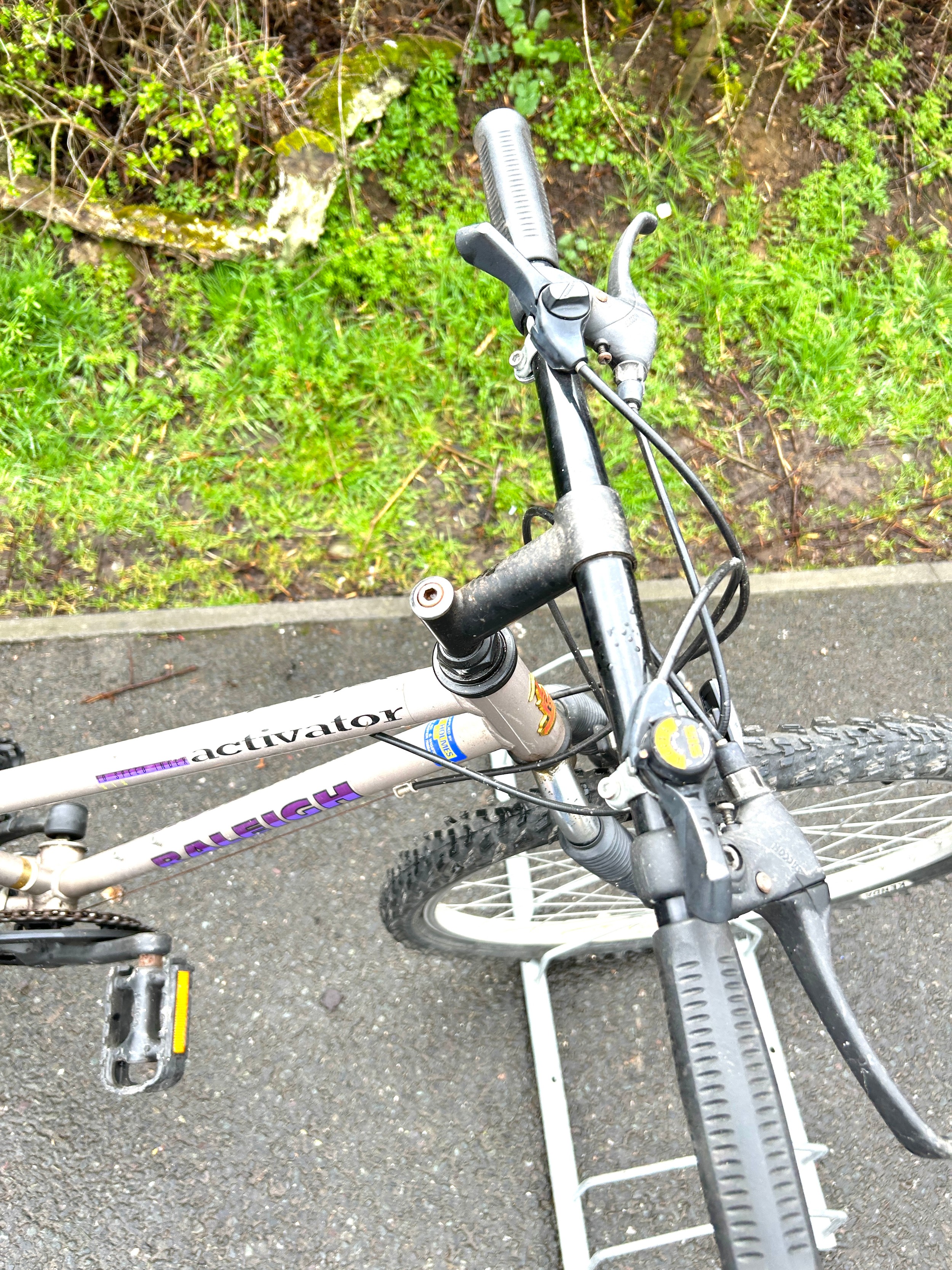 Raleigh activator ladies mountain bike, over all good condition, working brakes and gears - Image 3 of 4