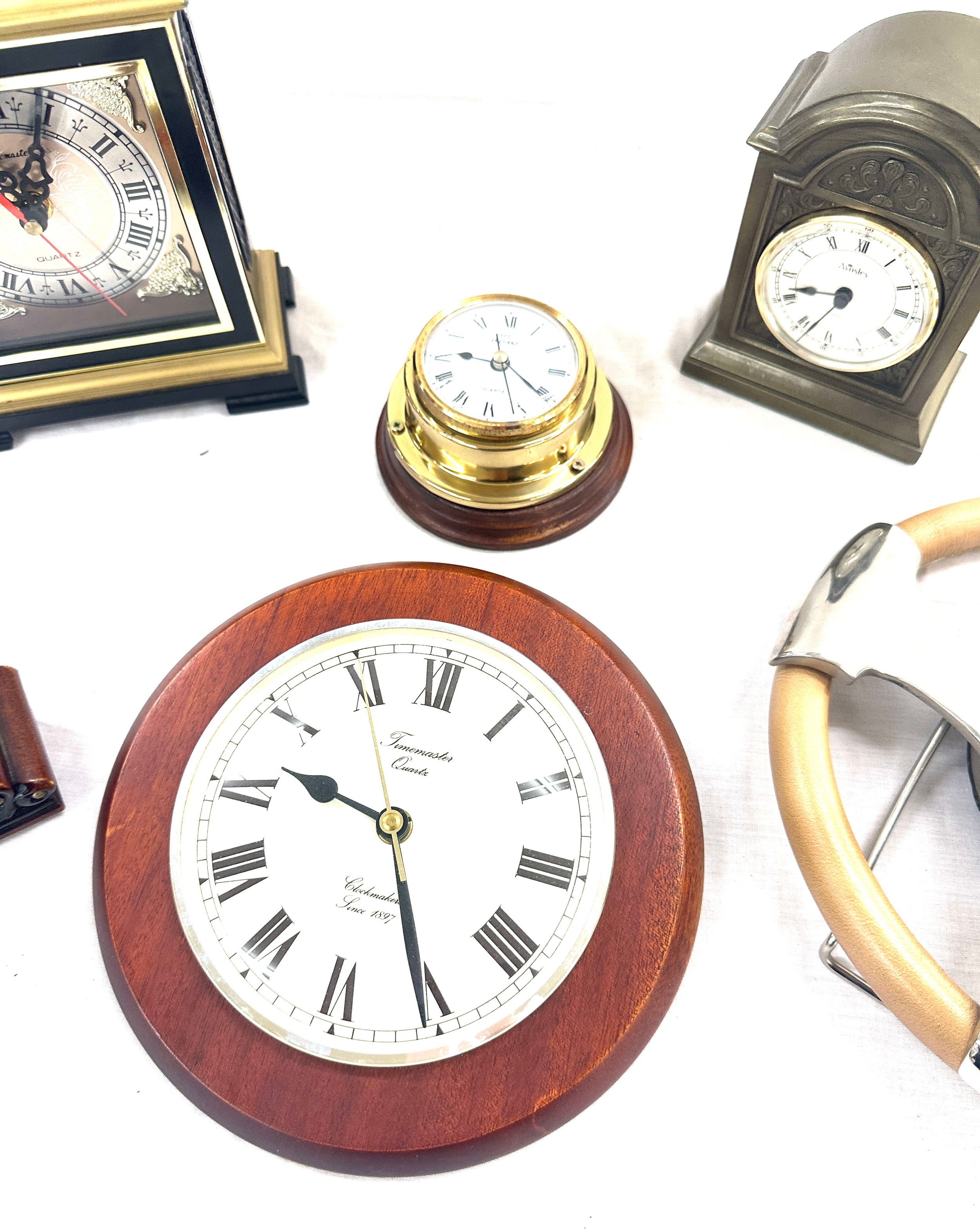 Selection of battery operated clocks to include wall hanging, mantel clocks etc, all untested - Image 4 of 6