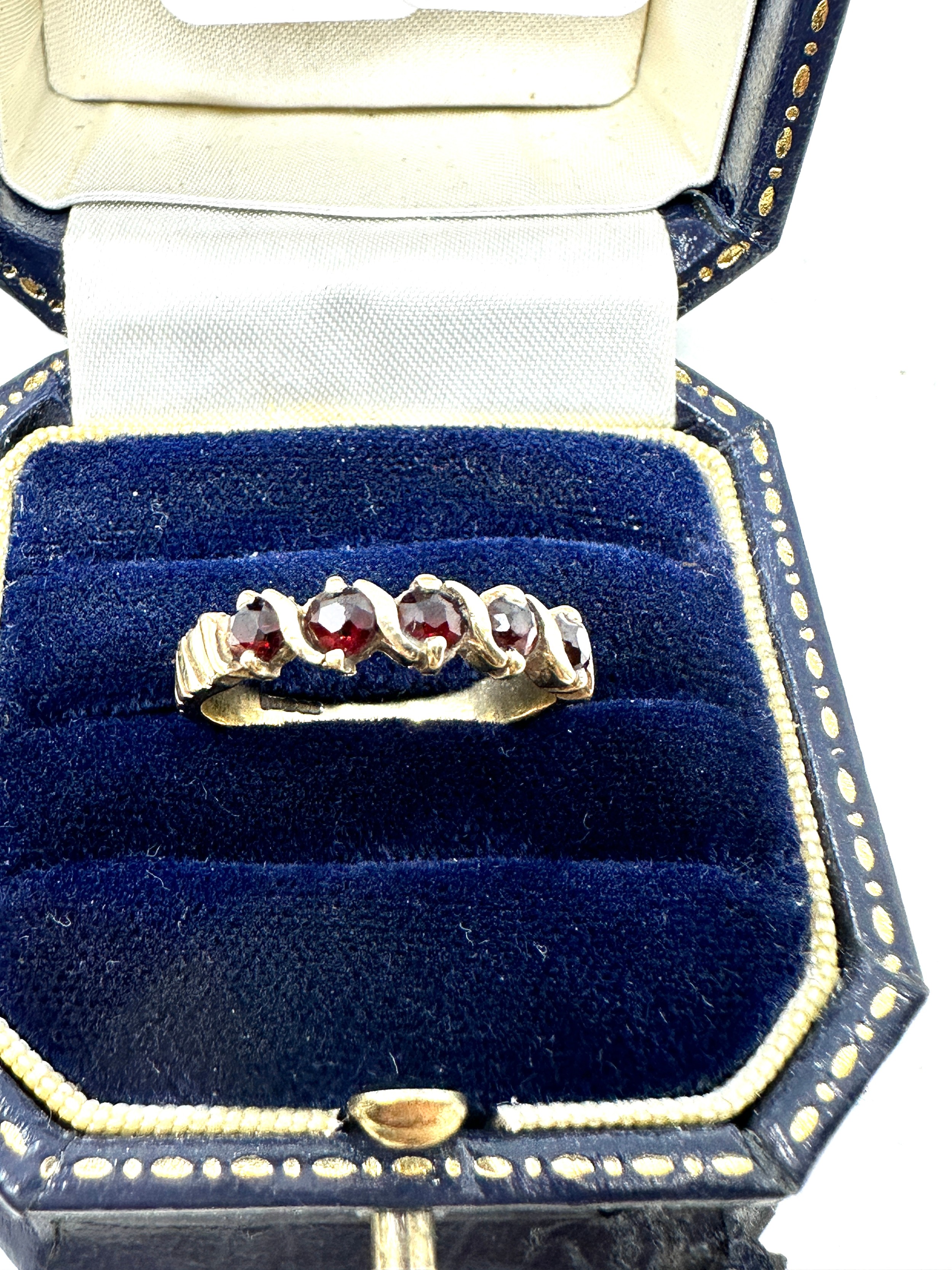 9ct gold garnet ring (2.2g)