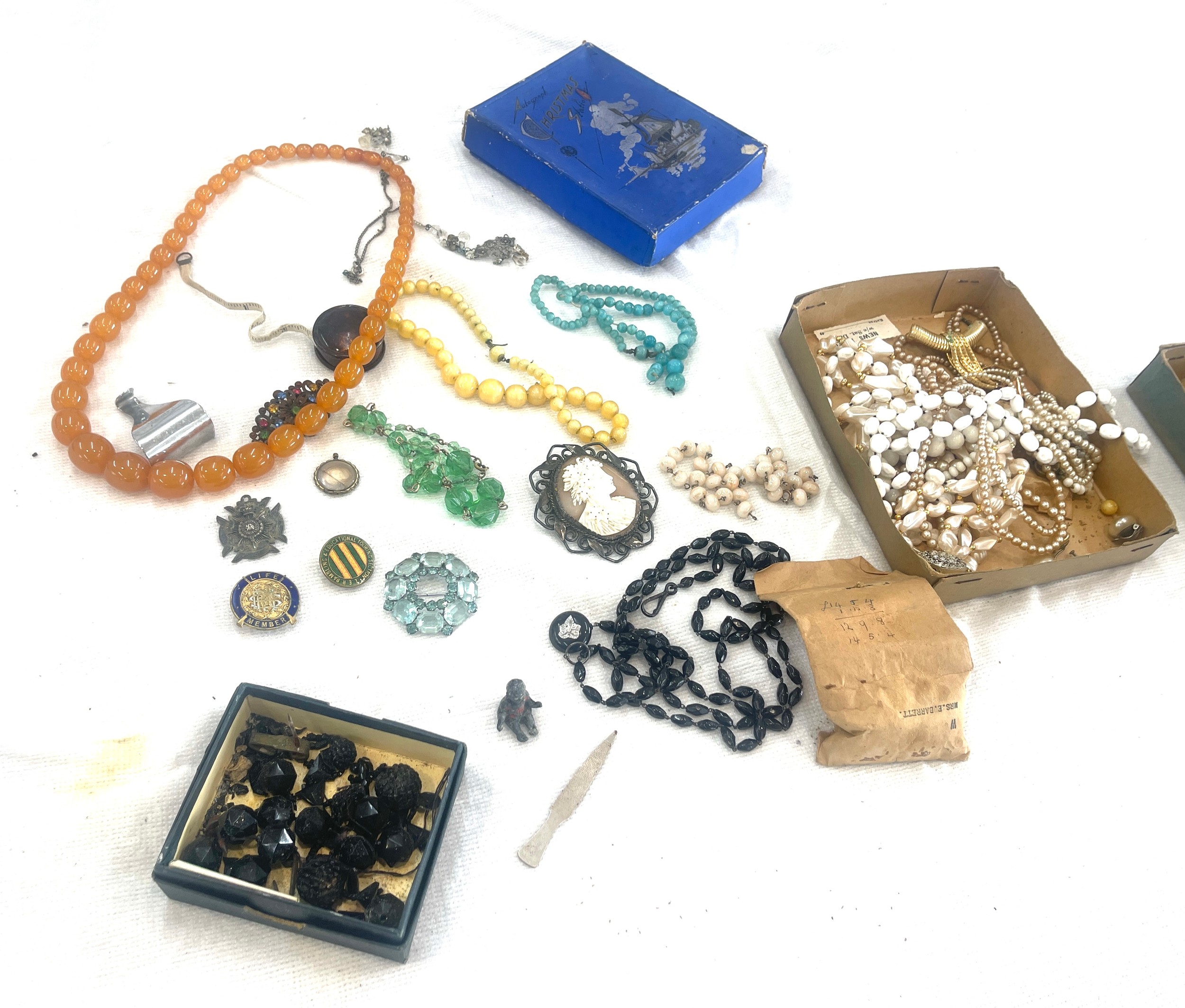 Selection vintage costume jewellery to include glass beads, silver medal, Victorian hair locket etc