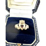 9ct gold garnet heart claddagh style ring (2.2g)