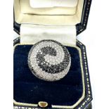 9ct white gold diamond & enhanced black diamond spiral cluster cocktail ring (9.6g)