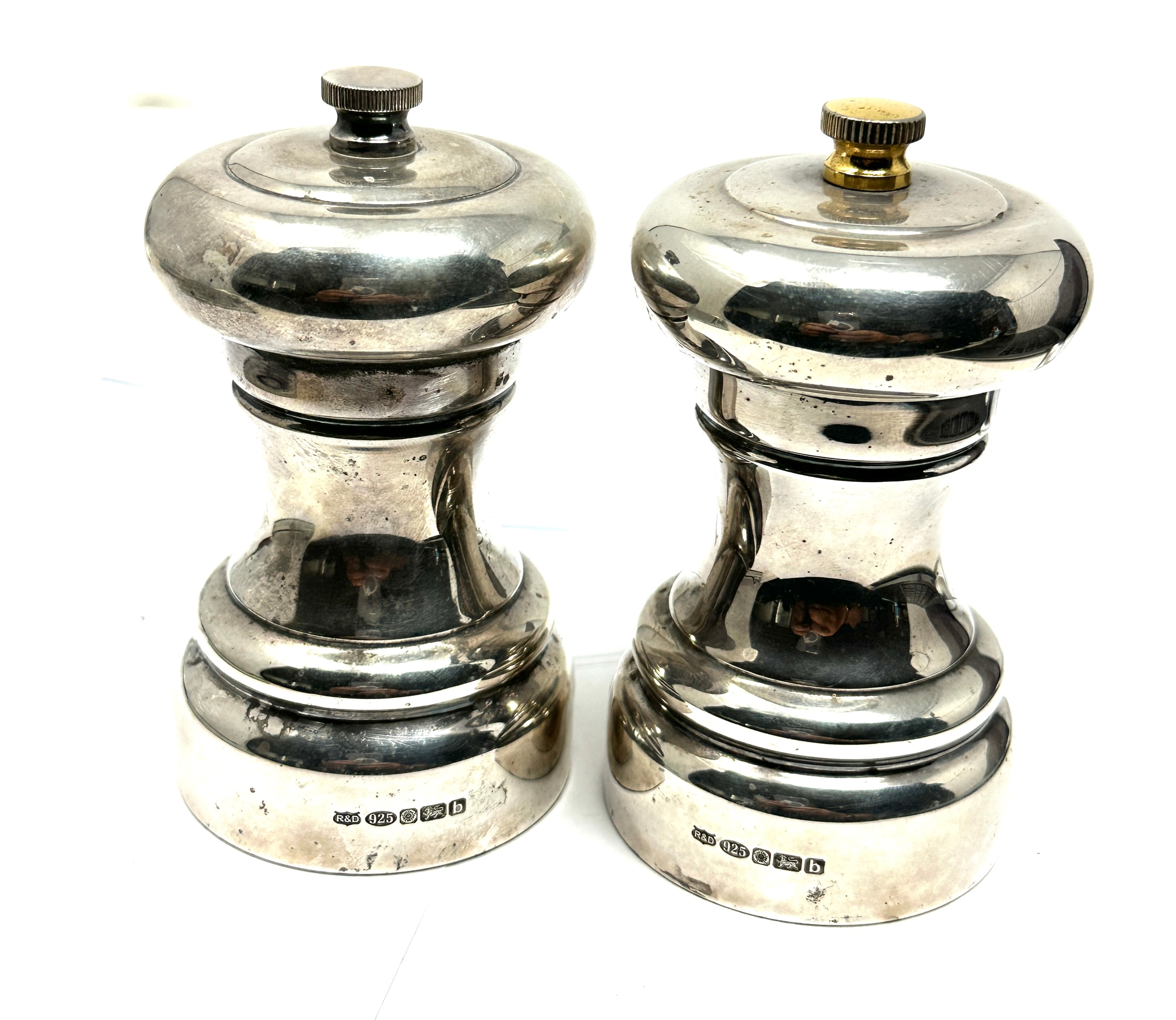 2 silver pepper & salt grinders mills measure height 10cm