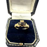 9ct gold garnet heart claddagh ring (1.8g)