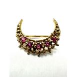 9ct gold vintage ruby set crescent moon brooch (1.8g)