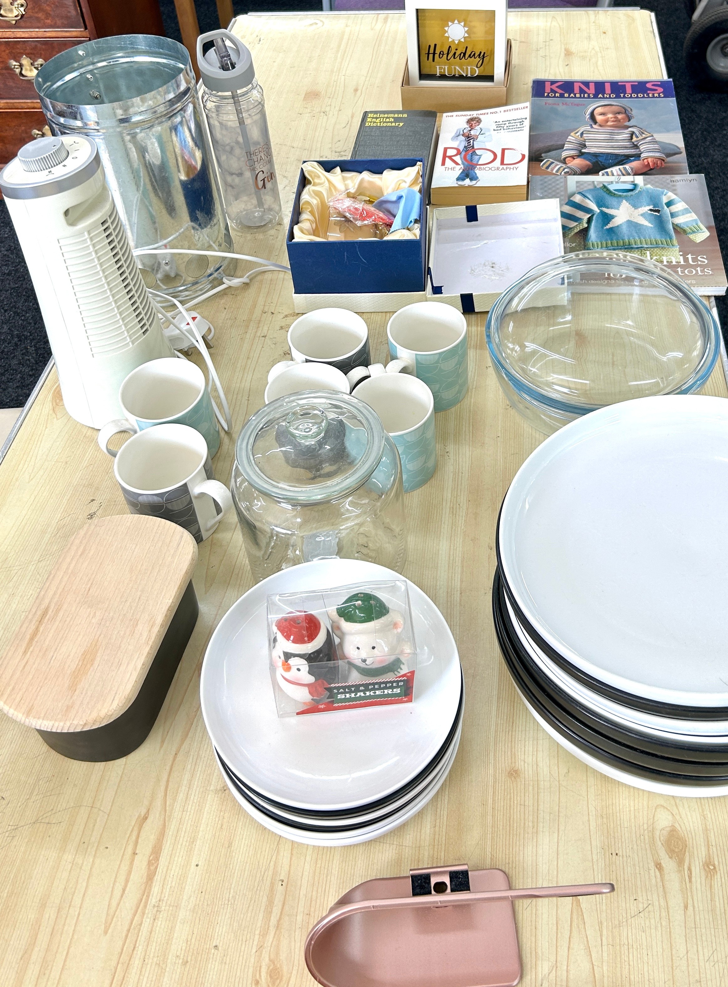 Selection of miscellaneous to include Next dinner plates, casserole dish, Iphone14 charging stand,