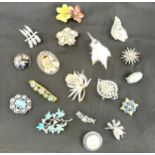 Selection of 18 vintage and later ladies brooches
