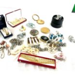 Selection of collectable items includes costume jewellery, compacts etc