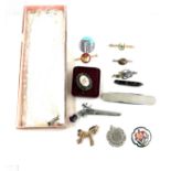 Tray of vintage and later costume jewellery includes brooches, silver pocket knife etc