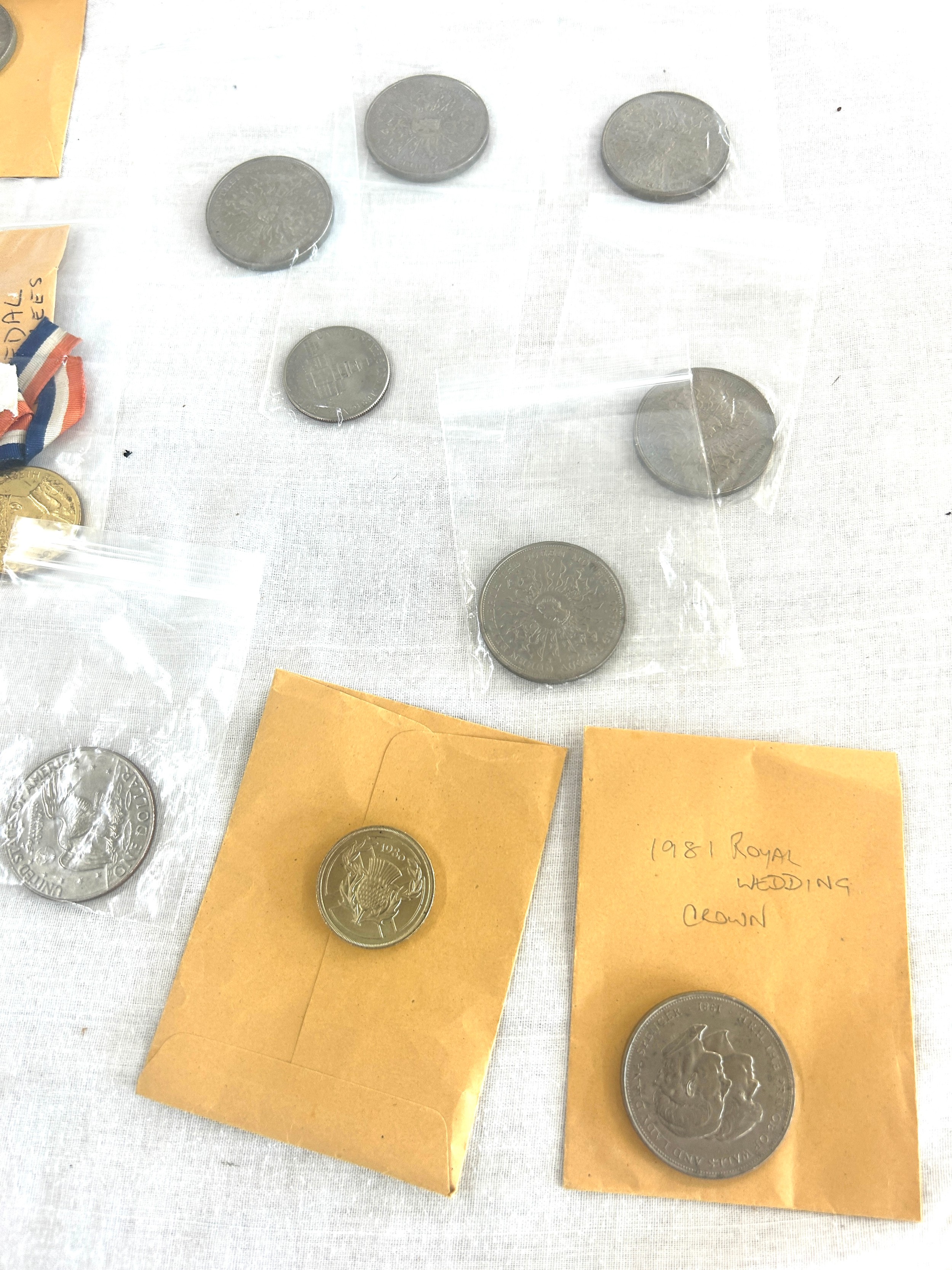 Selection of vintage and later coins to include various crowns, one dollar coin, Jersey 25p coin, - Bild 2 aus 7