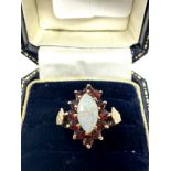 9ct gold opal & garnet ring (3.1g) crack to opal as shown