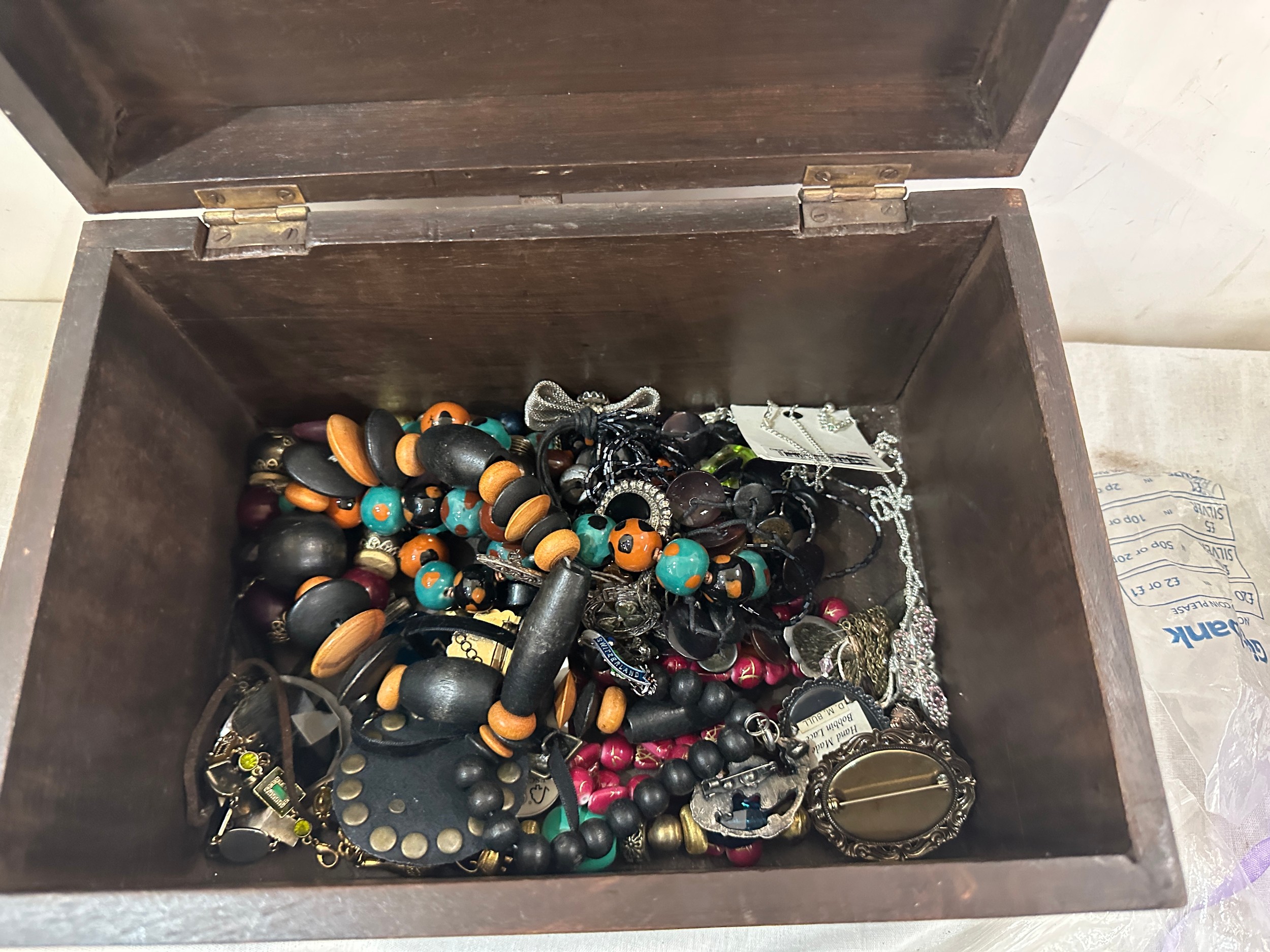 Selection of vintage and alter costume jewellery to include a metal and wooden jewellery box - Bild 2 aus 4