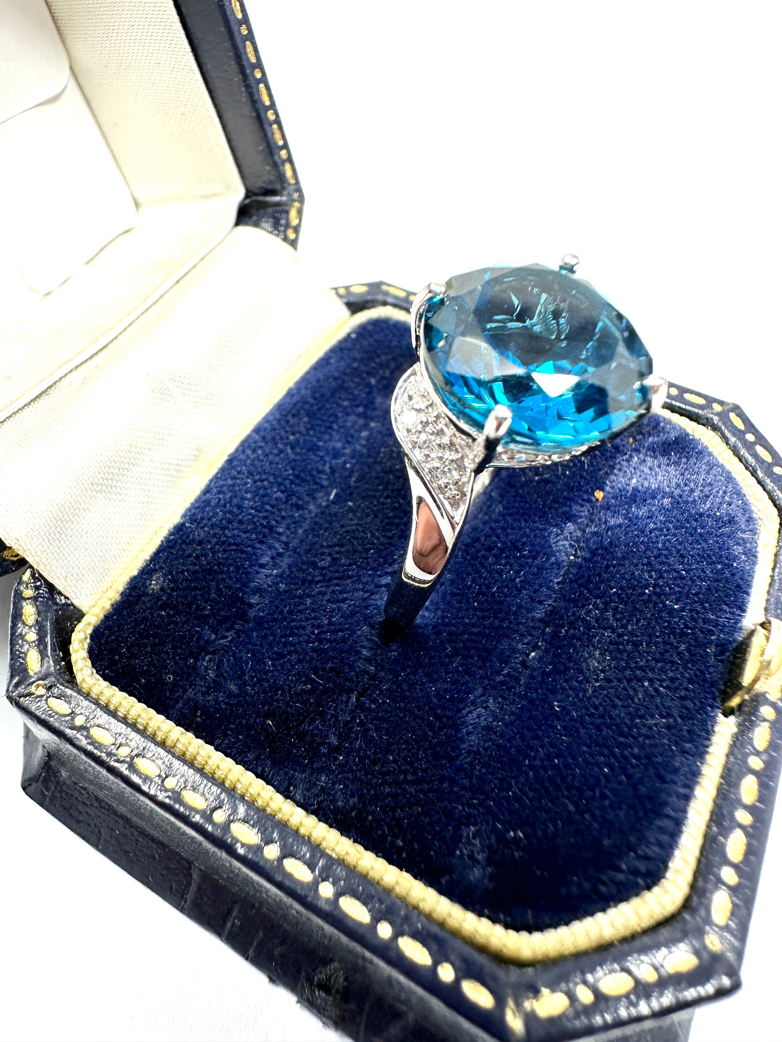 9ct White Gold Diamond And Topaz Ring (4.6g) - Image 2 of 3