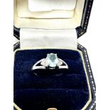 9ct white gold diamond and green gemstone ring (3.1g)