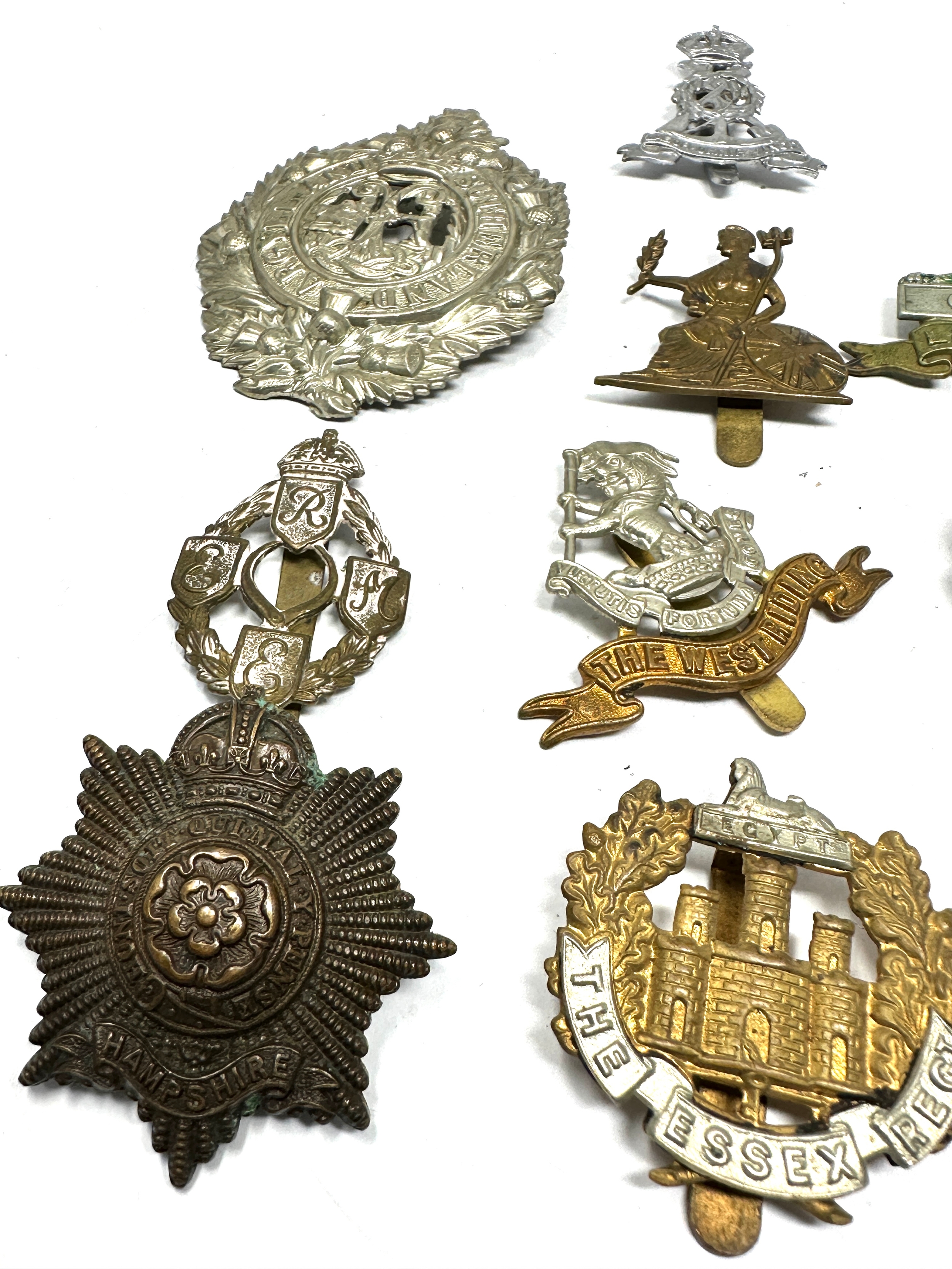 10 military cap badges inc lincolnshire -essex reg etc - Bild 2 aus 3