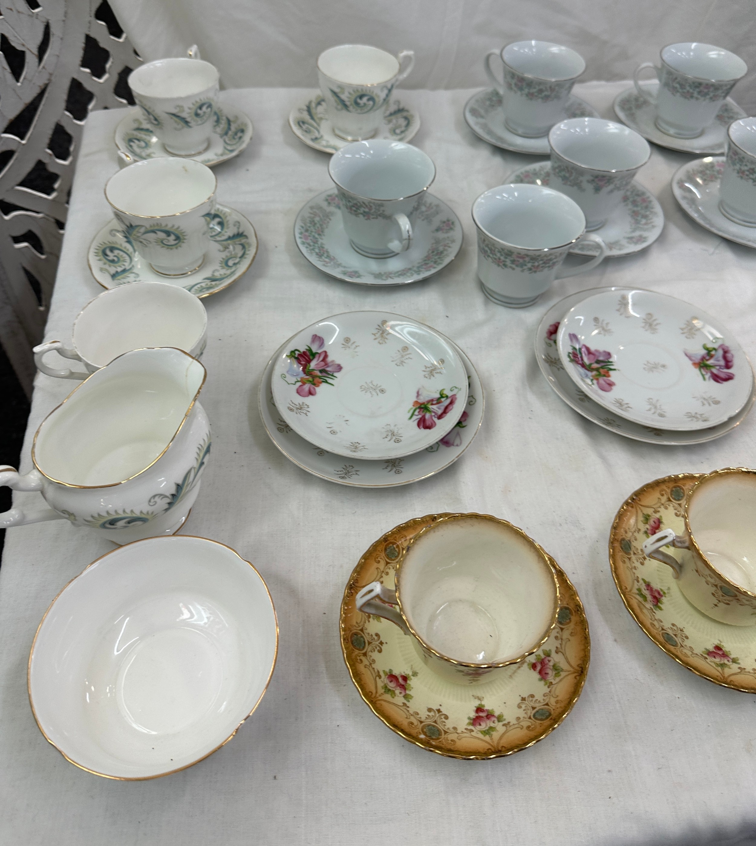 Selection of part tea services to include Royal Albert cups and saucers etc - Bild 2 aus 7