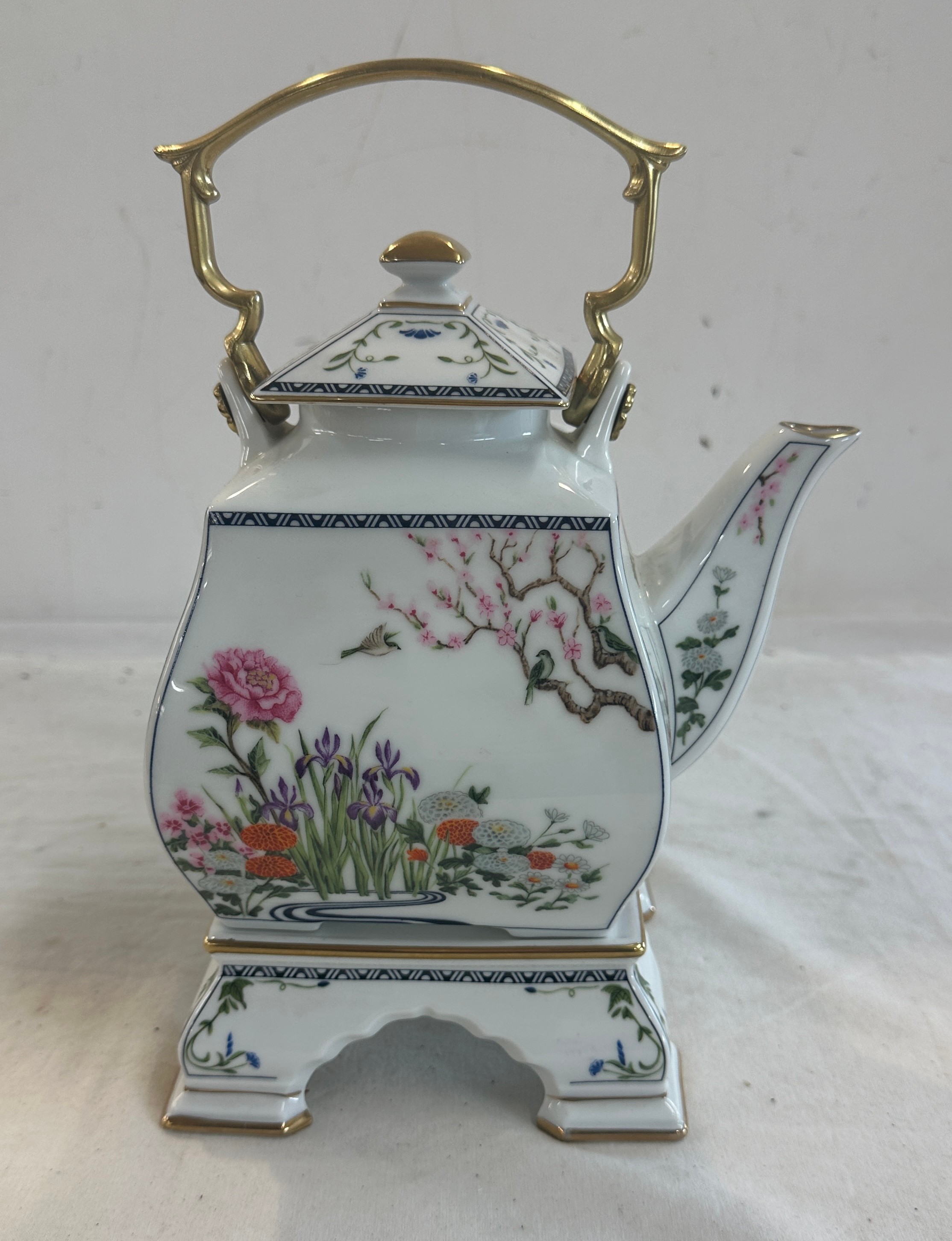 Franklin mint teapot "birds and flowers or the orient" designed by Naoko Nobata height 11 inches - Bild 2 aus 7