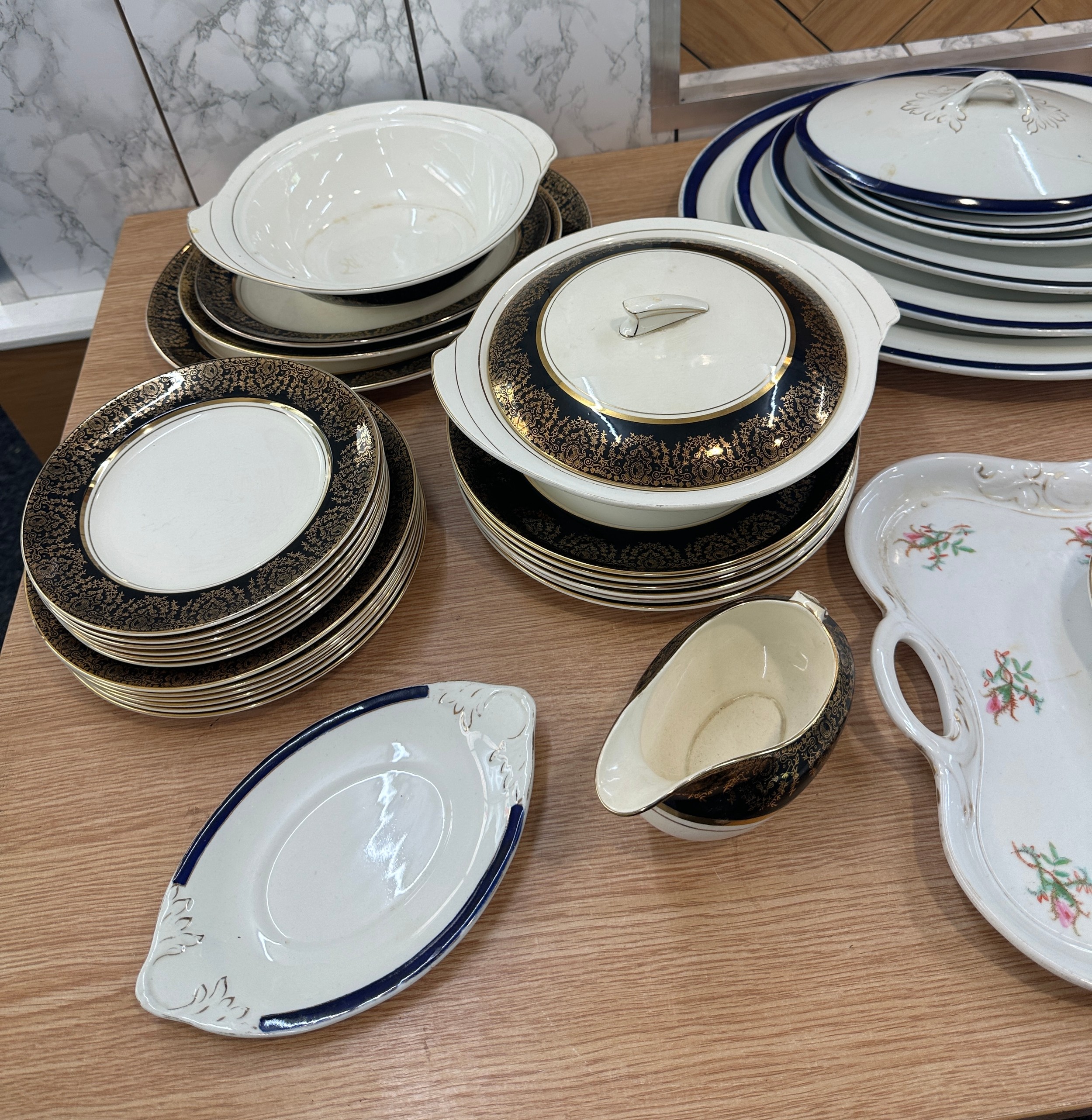 Large selection of part tea and dinner services one hand painted to include meat trays, cups, - Bild 5 aus 8