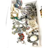 Tray of vintage and later costume/ silver jewellery etc